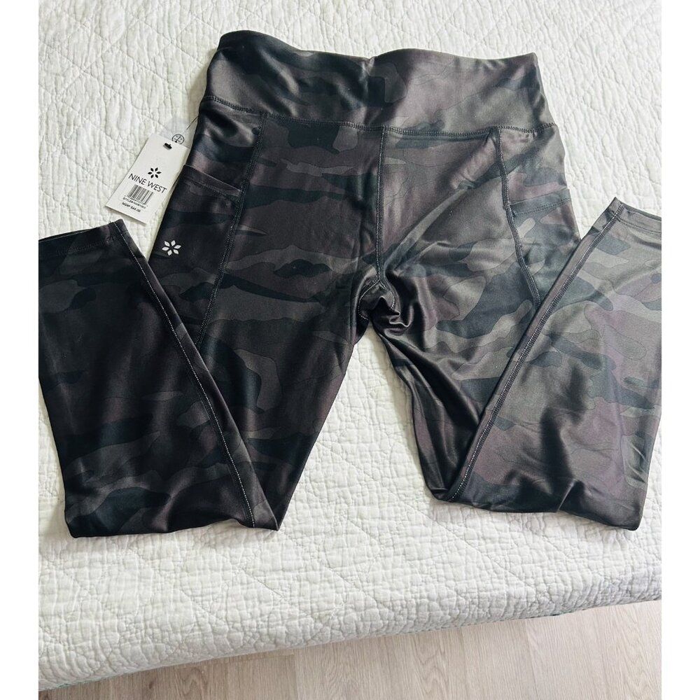 N WT.,Nine West Capri Leggings Yoga Pants Dark Nights Camo Sz L